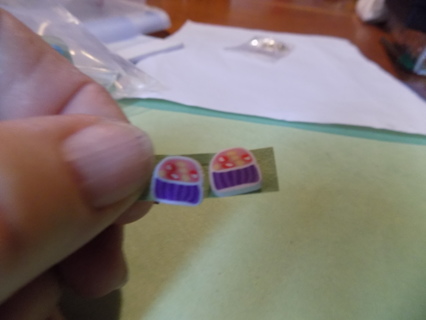 Post earrings cupcakes in purple paper with lines