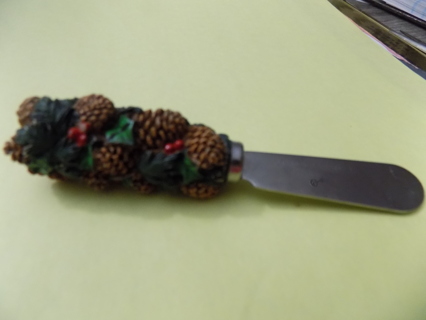 Resin pine cones and holly leaves & berries spreader knife