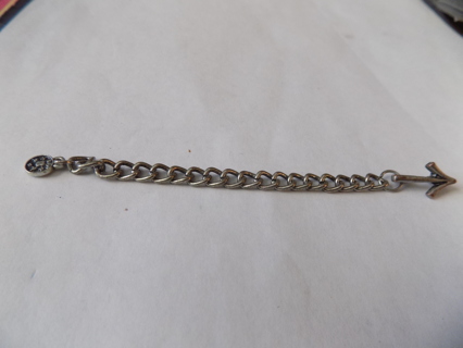 4 inch silvertone chain with arrow on end & daisy in circle other end