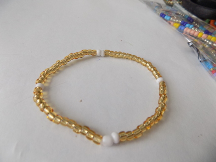 Bracelet yellow E beads & 6 white E beads