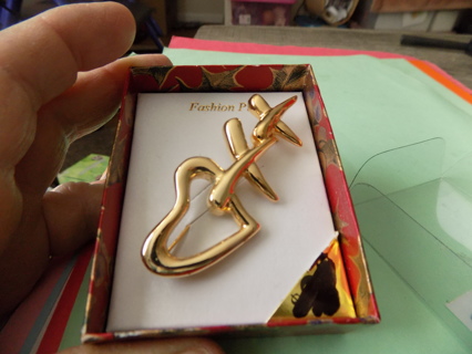 Giftboxed NEW IN THE BOX Fashion Pin goldtone Heart & 2XX   2 1/2 inch long