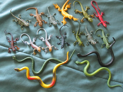 cool lot of toy animals - Snakes & Lizards!