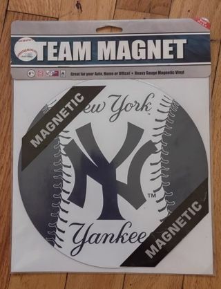 Indoor outdoor vinyl New York Yankees 8 inch team magnet.