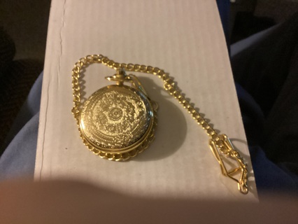 GOLDEN POCKET WATCH WITH CHAIN