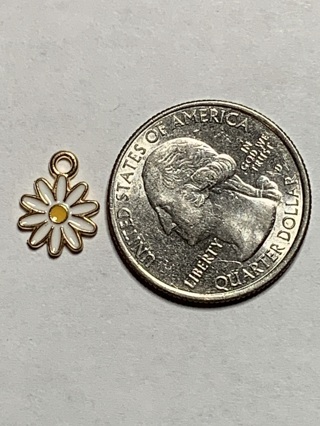 MINI DAISY CHARM~#4~WHITE~1 CHARM ONLY~FREE SHIPPING!