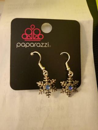 1 pair of earrings