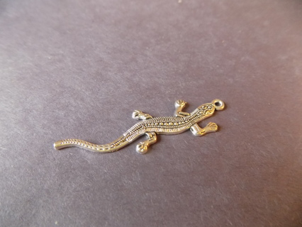 Silvertone 2 inch long gecko charm # 8