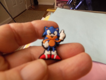 Croc Shoe Charm Sonic the Hedgehog pointing up
