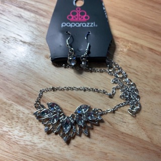 Beautiful Paparazzi earrings & necklace 