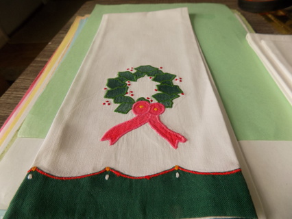 Christmas linen tea towel white with wreath applique