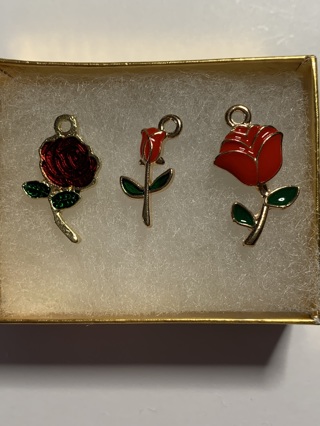 ✨RED ROSE CHARMS~#8~SET OF 3 CHARMS~FREE SHIPPING✨