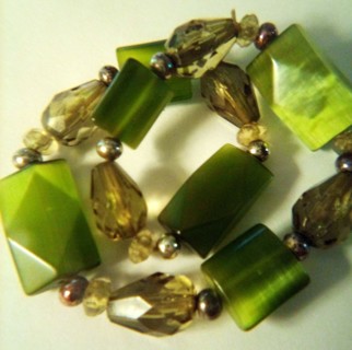 Green stretch bracelet 