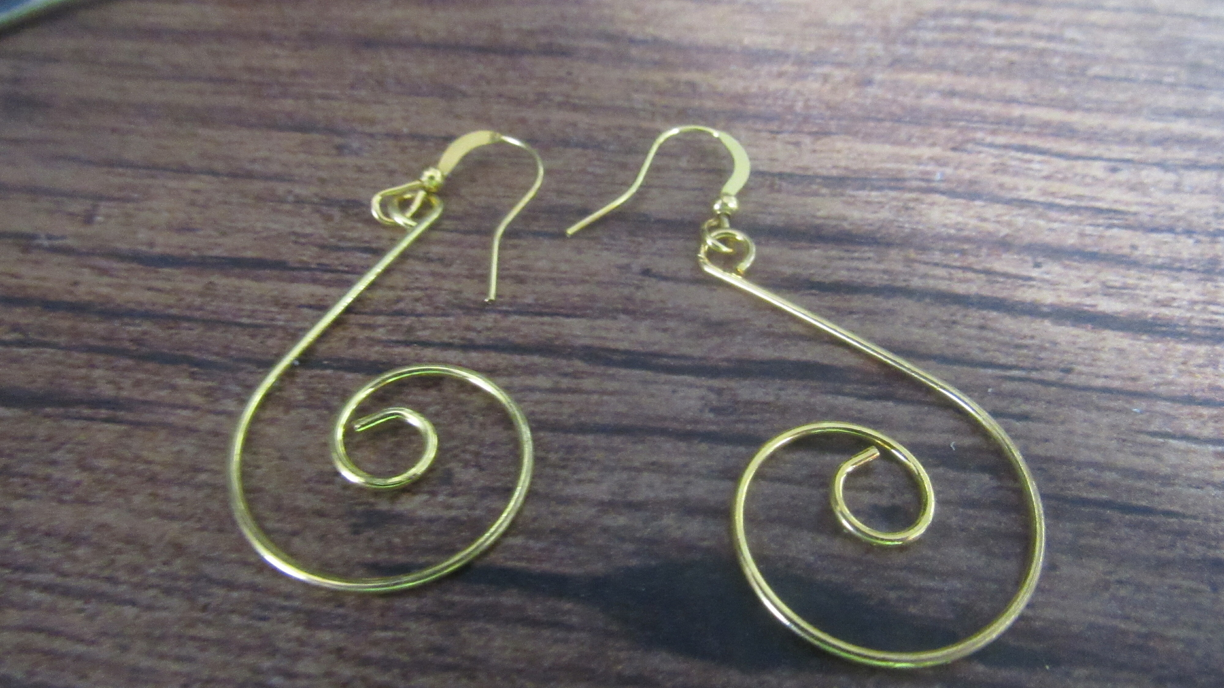 FREE: EARRINGS GOLD TONE