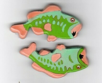 2 WOODEN FISH MAGNETS