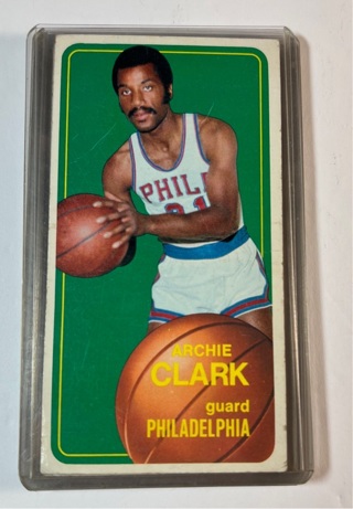 1970-71 Topps Archie Clark Basketball Card Philadelphia 76ers #105 in tall boy top loader 