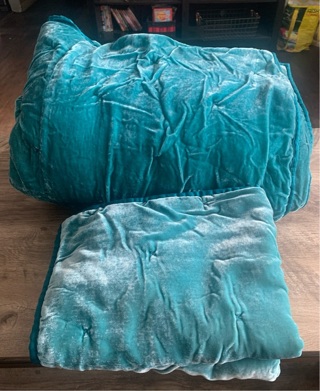 Green Velour Full/Queen Size Comforter & 2 Standard Shams Preowned Needs Repair