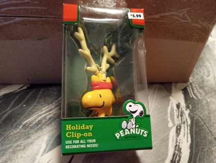 1 Vintage 2011 - Snoopy peanuts Xmas Clip on( New in the box)