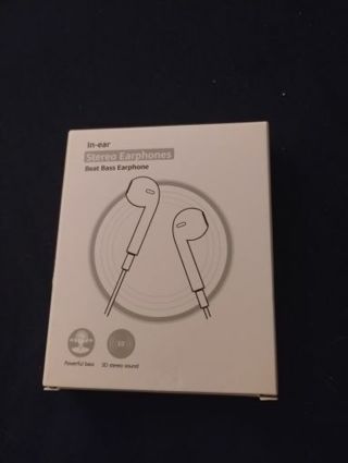Apple style stereo earbuds with powerful bass. BNIB