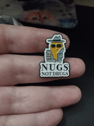 Pin - Nugs Not Drugs