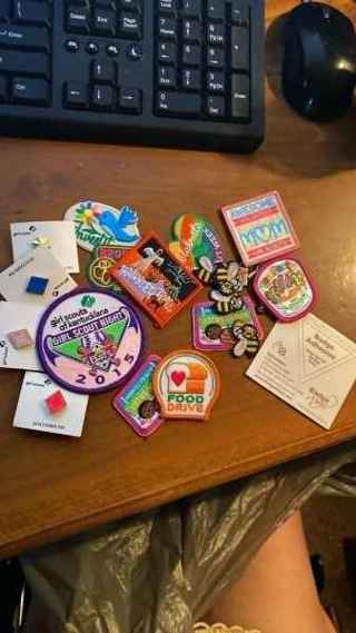 A BIG LOT OF NEW GIRL SCOUT METAL PINS,AND MORE,gin=another set, see pic of other items u get also