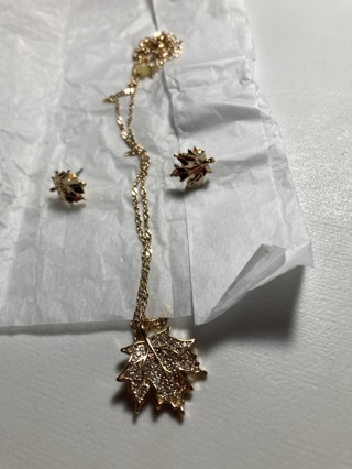 Avon Leaf Necklace and Earring Set (new)