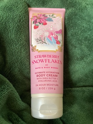 Bath & Body Works Strawberry Snowflakes Body Cream