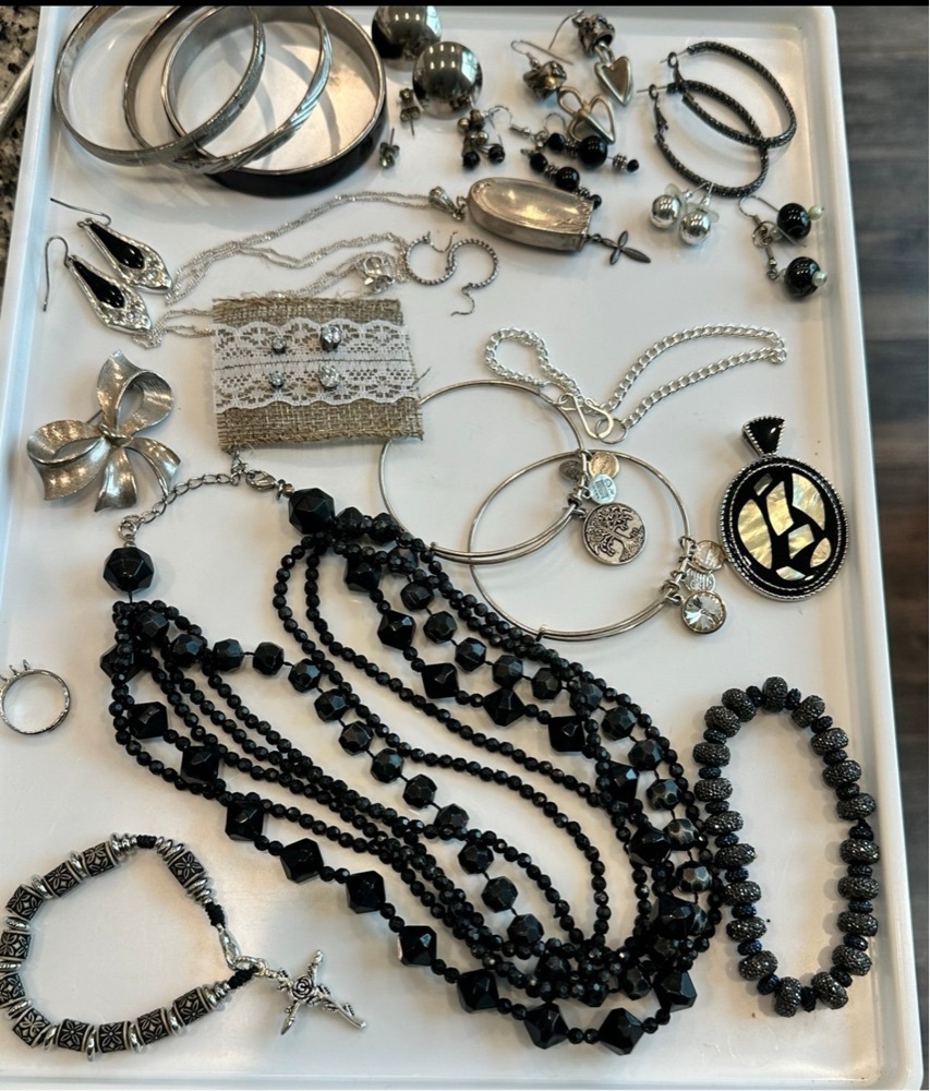 FREE: 25 pc jewelry lot vntg-now Lia Sophia, Alex and ani