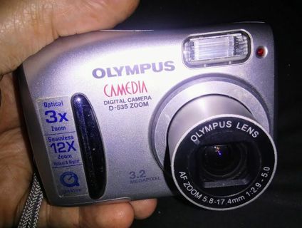 Olympus Camedia D 535 Digital Video and Photo Camera