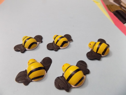 5 flat back resin bumblebee embellishments