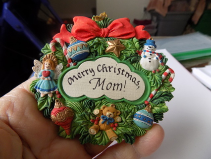 Magnet/Ornament 4 inch round resin wreath Merry Christmas MOM