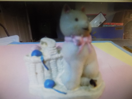 2 1/2 inch gray resin cat standing besides basket of balls of yarn