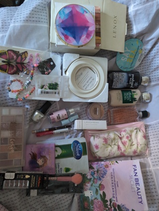 Growing Beauty box make up tarte huge cosmetic lot pallettes perfume bath and body works and more