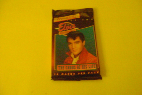 2 Elvis Presley COLLECTORS Cards of his life 1992