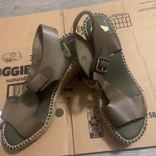 Brown wedges size 6/7