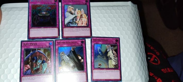 5 Holo mint condition Yugioh Trap Cards (4 ultra and 1 secret rare