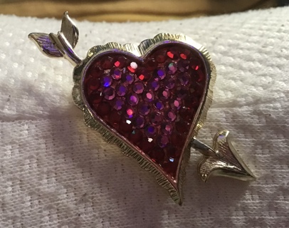 Pink and red stone heart arrow pin 