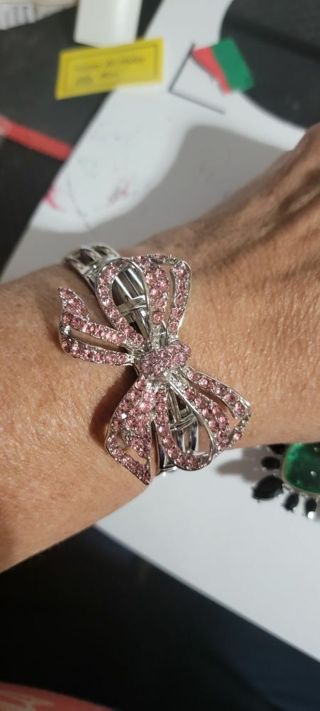 1 Pink Bow Stretchy bracelet