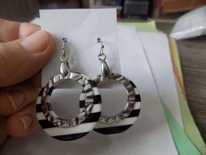 French Hook earring black and white stripe circles with silvertone ruffled metal hoop 1 1/2 round