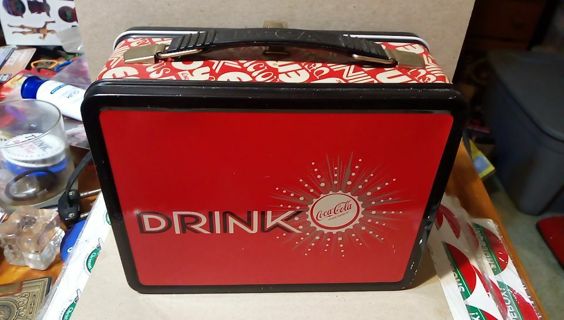 ANTIQUE COLLECTORS. TIN SCHOOL LUNCH BOX WITH THERMOS.. COCA COLA