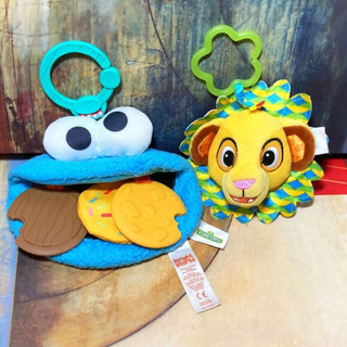 (2) BABY TOYS SENSORY PLUSH TOY CLIPS LAMAZE LION KING & COOKIE MONSTER CLIP