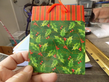 Small holly leaves and berries gift bag 6 x 4