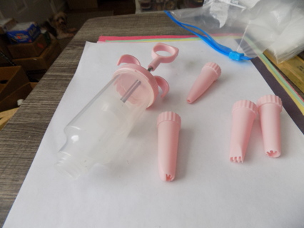 Vintage pink and clear plunger type cake decoration with 4 tips