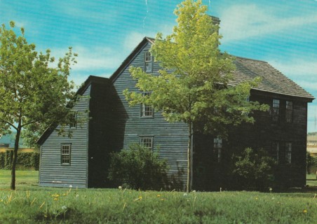 Vintage Unused Postcard: (gin2): Saltbox House, Connecticut