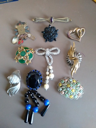 Lot 10 Vintage Pins Brooches 