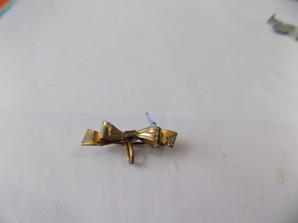 Vintage pin goldotne metal bow & loop to attach a charm dangle