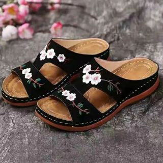 Women's slippers embroidery flowers design