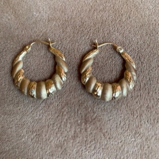10k Shrimp design hoop earrings 
