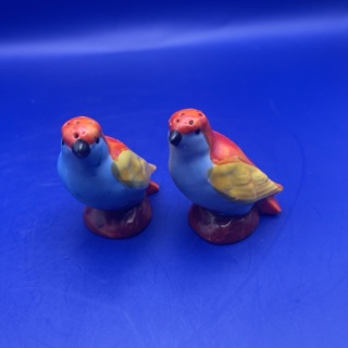 Pair of small ceramic bird salt & pepper shakers