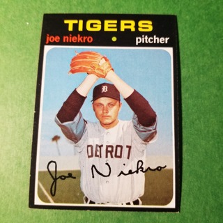 1971 Topps Vintage Baseball Card # 695 - JOE NIEKRO - TIGERS - NRMT/MT