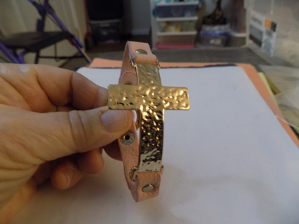 Pink leather bracelet with hammered goldtone large cross